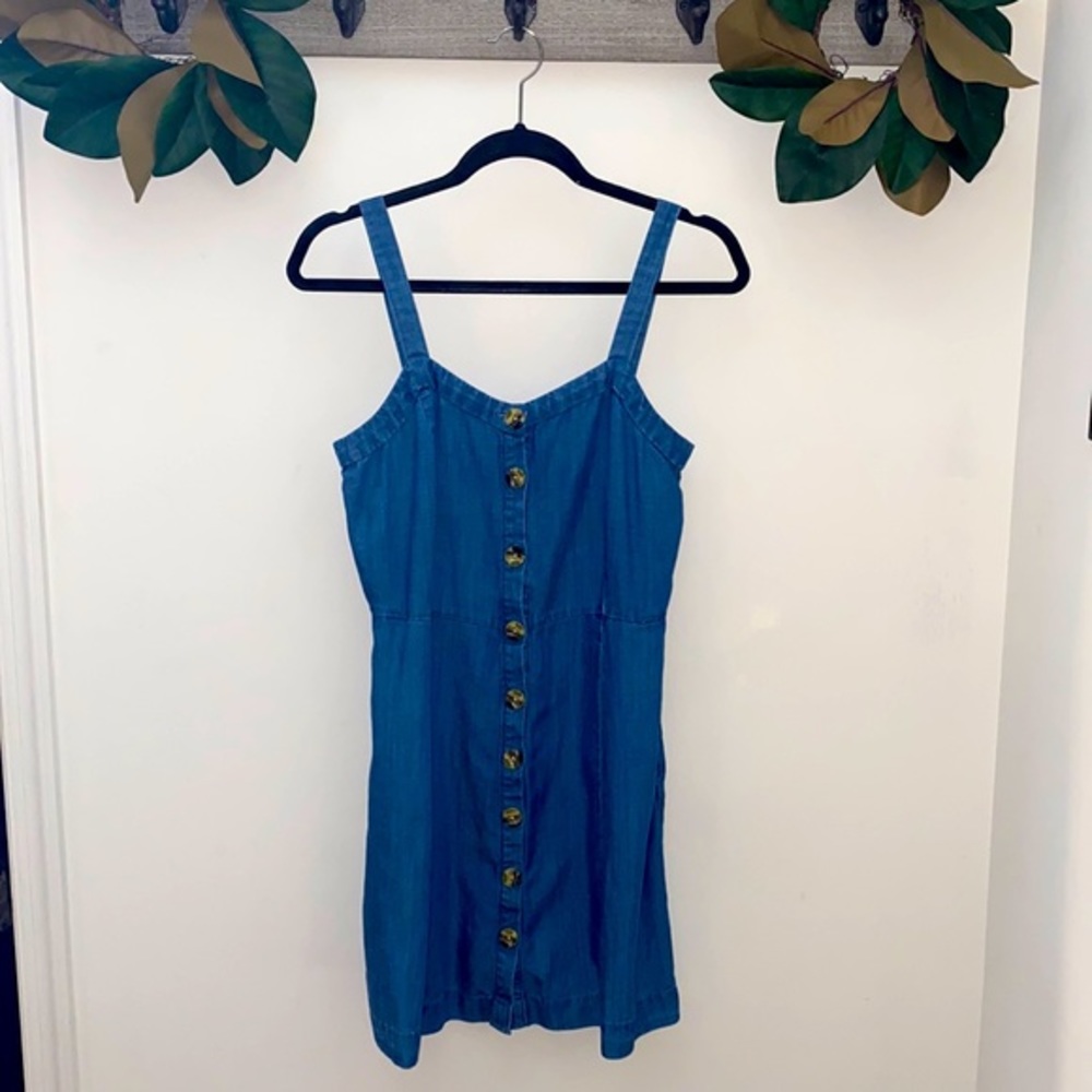 EUC Sz 6p Loft Chambray button down pocket dress
